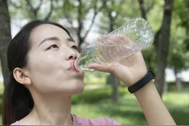 早晨空腹喝水，对身体究竟是好还是坏？起床后，按顺序做好六件事图片