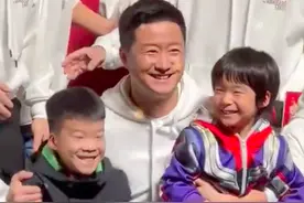 谢楠带俩娃表白刘德华，吴京不尴尬，两个儿子颜值不高赢在起跑线图片