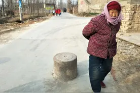 故事：妈妈跳河了，我以为是奶奶逼的，真相却出乎意料！图片