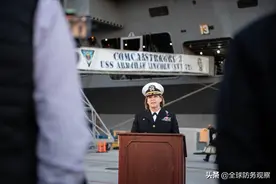美国有首位航母女舰长，打击群部署启航，众目睽睽之下国旗被扯裂图片
