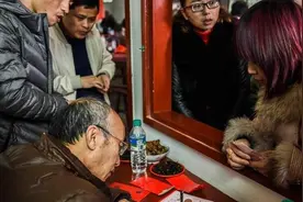 新娘索要88000改口费，婆婆当即现金支付：不用叫妈，我不配！图片