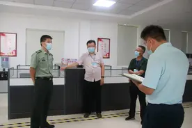 河南省信阳市应征女青年参加初审初检图片