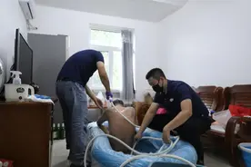 我放弃了50万年薪，上门为老人洗澡图片