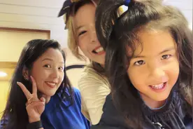 何洁晒3个孩子正脸照，大女儿内向头发乱，小女儿漂亮像黄磊女儿图片