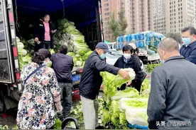 堆成摞的蔬菜、熙攘的人群，吆喝声、讨价还价声不绝于耳，长春市的秋菜市场里藏着最幸福的画卷图片