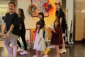 36岁蒋丽莎疑怀上5胎！站街边掀衣服小腹凸出，老公陈浩民哈哈笑图片