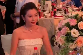 李冰冰与众富豪聚餐，小露香肩身材火辣，博纳总裁上海前首富均在图片