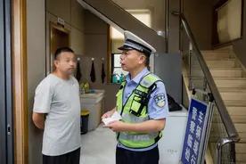 危险！无证驾驶无牌摩托，武汉江岸交警“彬彬有礼”查获毒驾逃犯图片