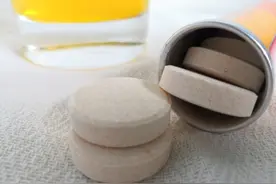 被投入女生杯中的牛磺酸泡腾片，网传有迷情作用，这是真的吗？图片