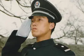 24年前考上北大的保安张俊成，如今成为职高校长，励志又感动图片