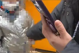 6岁男孩上女厕不关门，妈妈却说劝阻的人“伤害了孩子心灵”，被辱骂女子发声图片