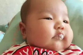两个月宝宝吐泡泡，妈妈觉得可爱，做医生的阿姨却建议赶紧送医图片