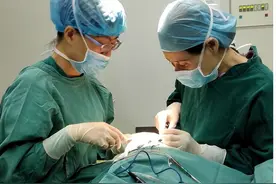 脸上黑斑让6岁女童怕上学 医生：黑色素痣可消除图片