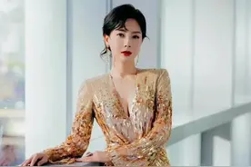 陈数终于换风格了，穿深V鎏金裙秀“沙漏身材”，越来越有女人味图片