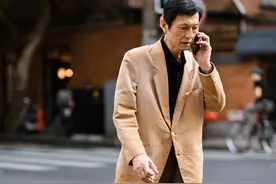 六七十岁男人，裤子穿什么颜色好看？推荐这3种减龄色，时尚百搭图片