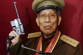 96岁老汉私下持枪70年，政府人员为何不管？他的身份特殊图片