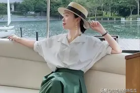 女人上了年纪，建议少穿黑白灰，多穿这3种“气质色”，高级显白图片