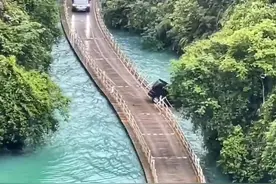 悲剧！游览车冲出“网红浮桥”致5人遇难，车辆落水后如何逃生自救？图片