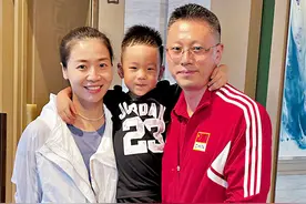 全家福！女排魏秋月一家三口在香港齐聚，儿子开心撒娇帅气又可爱图片
