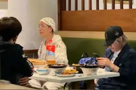 周星驰与石榴姐同框！保持距离如陌生人，星爷模样大变胖到认不出图片