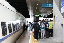 早八条｜我省为人才政策3.0版首批人才分类定级评定人员发放“吉享卡”和“吉健卡”图片