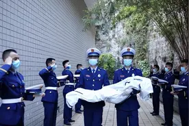 视频 | 8岁搜救犬贝贝离世 消防员含泪送别图片