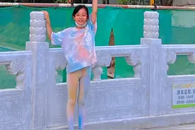 李小璐晒与女儿合照，9岁甜馨身高已超妈妈肩膀，母女肤色差明显图片