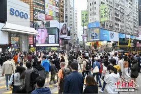 图为香港铜锣湾街上人头涌涌。中新社记者 李志华 摄图片