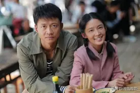 《人生之路》原著：黄亚萍美丽大方远胜巧珍，巧玲气质谈吐太出众图片