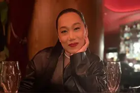 扎克伯格亚商妻子风格大变！化浓妆穿皮衣，夫妻俩人都开始享受了图片