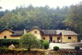 1973年，杜聿明和宋希濂参观毛泽东旧居，宋希濂：这间屋子我不进图片