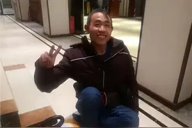 残疾小伙50元买“双腿”,20多年行走扛起家庭,唯一梦想是有个媳妇图片