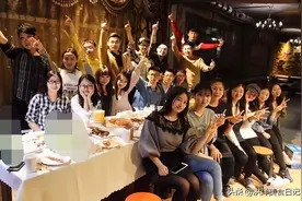 30位研究生相聚，喝尽10瓶茅台吃光20盘海鲜，结账时全体“破防”图片