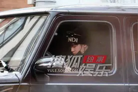 独家：檀健次驾车去小区取东西！穿搭有型身材纤瘦图片