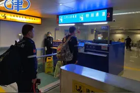 天津机场边检站保障7名赴土耳其救援队员入境归国图片