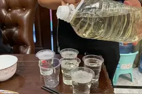 建议中老年人：若不差钱，少喝散酒，这2款平价纯粮酒，放心去喝图片