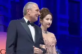 上海这一夜，36岁刘亦菲用珠圆玉润的身材，给白幼瘦女星上了一课图片