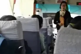 三观炸裂！女子云南跟团旅游在车上睡觉被叫停，导游：她影响生意图片