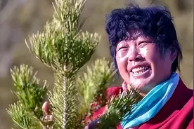 1985年陕西女孩嫁进沙漠住地窖，大哭7天不甘心，15年后名满全球图片