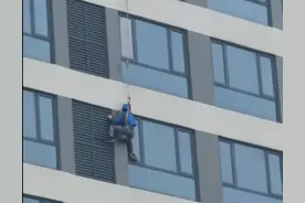 湖南衡阳 一空调安装工人高空作业时不慎滑落，悬空挂在25层高空外图片