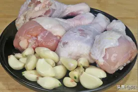 鸡腿最下饭的做法，加一把大蒜，出锅直流口水，营养鲜香又解馋图片