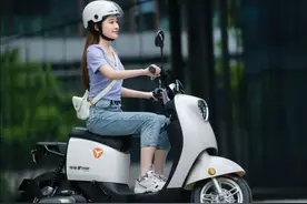 雅迪、爱玛2款新电动车，不要驾照，价格一千多，能跑60~100公里图片