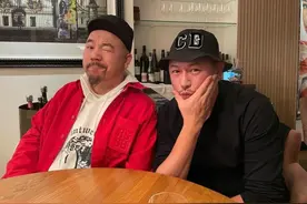 44岁陈键锋退圈后罕露脸，与黄伟文异国相聚，喝得满脸通红很开心图片