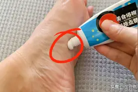 不管男人女人，睡觉前脚底抹点牙膏，解决了很多人的烦恼，真实用图片