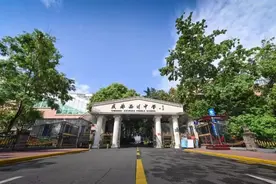 成都两所中学正在招聘，教师子女有入学优惠！图片
