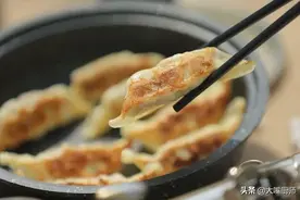 煎锅贴，调浆水用面粉用淀粉都不对，教你一招，金黄酥脆鲜嫩多汁图片