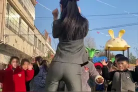 涨粉近百万！女幼师带孩子们跳舞扭臀拍视频，网友：这合适吗？图片
