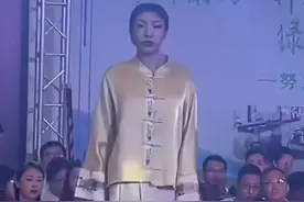 毫无底线？天津开国际殡葬展会，模特穿寿衣走秀，网友：脸更吓人图片