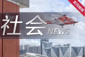 通讯线缆垂落 民警双手托举化解险情图片