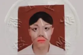 钢印在脸上的姑娘莫哭，有童鞋比你还惨，哈哈哈~~图片